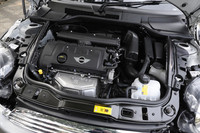 元気に回る1.6リッター直4ユニット。122psの最高出力は十分スポーティー。