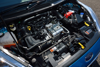 優れた燃費性能と環境性能を両立させたという1リッター3気筒ターボエンジン。ちなみに、17.7km/リッターの燃費値（JC08モード）は、これまで日本に導入されたフォード車の中で、最高である。
    