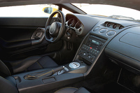 こちらは黒内装。写真では見えないが、メーターナセルやシート、パーキングブレーキブーツの縫い目が、ボディ外板の色に合わせられる。