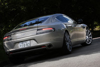 【テスト車のオプション装備】
ブレーキキャリパー＜シルバー＞＝5万400円／フェイシアトリム＝8万4000円／ハイスペックセキュリティーアラーム＝3万3600円／スモーカーズパック＝2万5200円／リアシートエンターテインメントシステム＝29万円／全席シートクーラー＝17万9550円／Rapideロゴ刺繍＝5万400円