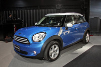 これが「クーパー」のクロスオーバー。実車を目にすると、写真ではうっすらと感じられた違和感はまったくなく、むしろよくまとまっているという印象を受けた。このほか白にボディに黒いルーフを持った「ALL4」（4WD）仕様の「クーパーS」も展示されていた。