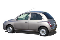 トランクルームがないぶん、ビュートより全長が585mm短いキュート。鼻先が違うマーチに比べれば、90mm長くなる。