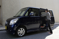ワタナベが乗り込む。頭を少しかがめるだけでラクラク乗車。リアステップ地上高は340mm（FF）でライバル車より30mm低い。パワースライドドアは、携帯リモコン、運転席スイッチからでも開閉可能。もちろん、挟み込み防止機能が付く。