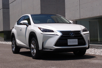 “プレミアムコンパクトSUV”と称する、レクサスの新型車「NX」。日本国内では、2014年7月29日に発売された。価格帯は、ターボ車の「NX200t」が428万円～518万円。ハイブリッドモデル「NX300h」が492万円～582万円。
    