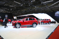 クロスオーバーSUVの「CX-5」。マツダブースの展示車は、ボディーカラーが全車「ソウルレッドメタリック」で統一されていた。