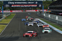 GT500クラスのスタートシーン。レクサス1-2のポジションで、最初のコーナーに入っていく。
    