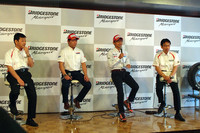 トークセッションでのひとこま。司会から「レースで勝つために大事なことって何でしょう？」と振られた脇阪選手（写真右から2番目）は、間髪入れずに「タイヤですよ」。会場の笑いを誘った。