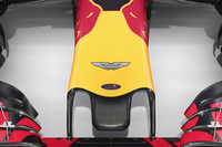 ノーズに貼られたアストンマーティンのブランドロゴ。