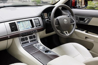 インテリアは、ステアリングホイールやセンターコンソールのスイッチパネルのデザインが新しくなった。