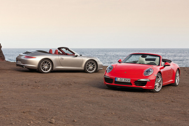 「ポルシェ911カレラSカブリオレ」（写真右）と「911カレラカブリオレ」（写真左）