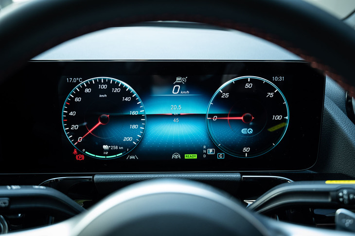 メルセデス・ベンツEQA250（デジタルメーター）