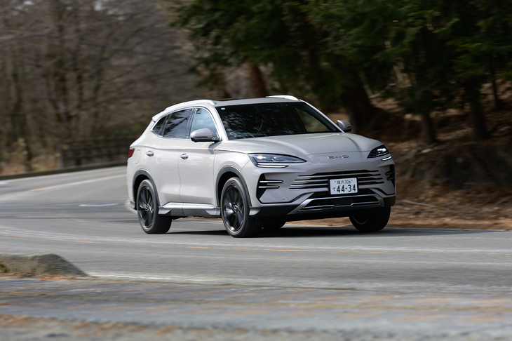 駆動用リン酸鉄リチウムイオンバッテリーの容量は18.3kWhで、WLTCモードのEV走行換算距離は100kmを誇る。デフォルトではバッテリー残量が25％を下回らないようにエンジンが逐次発電する。