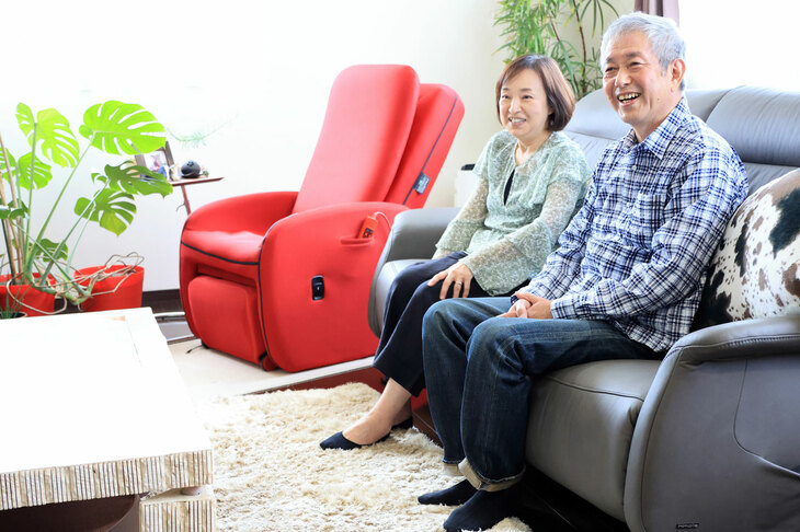 イタリアを楽しんでいる仲むつまじい岡島夫妻。マッサージチェアはケン・オクヤマ・デザインだそう。