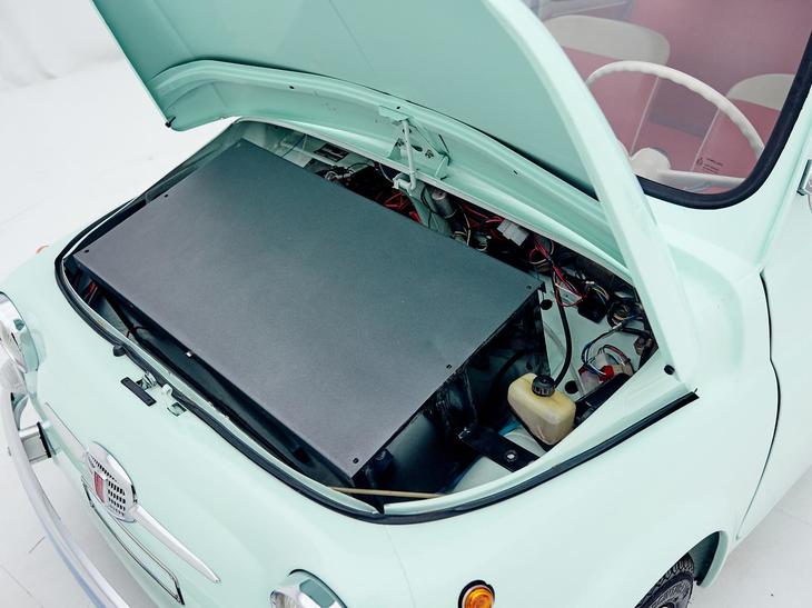 フロントに搭載された走行用バッテリー。5.5kWhのものと10kWhのものの2種類が用意される。