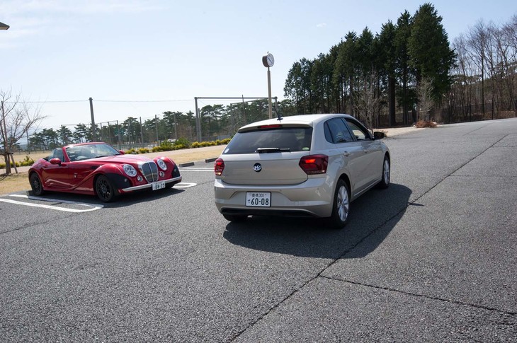 駐車支援システムの「Park Assist」を利用して自動駐車を試みる。取材に同行した「ミツオカ・ヒミコ」の隣に、スムーズな動きで収まってみせた。