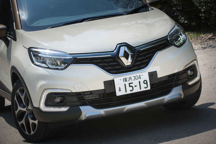 フロントまわりでは、新たに採用されたフルLEDヘッドランプやコの字形のLEDデイタイムランプ、バンパー中央部のスキッドプレートなどが、マイナーチェンジ後のモデルの特徴となっている。