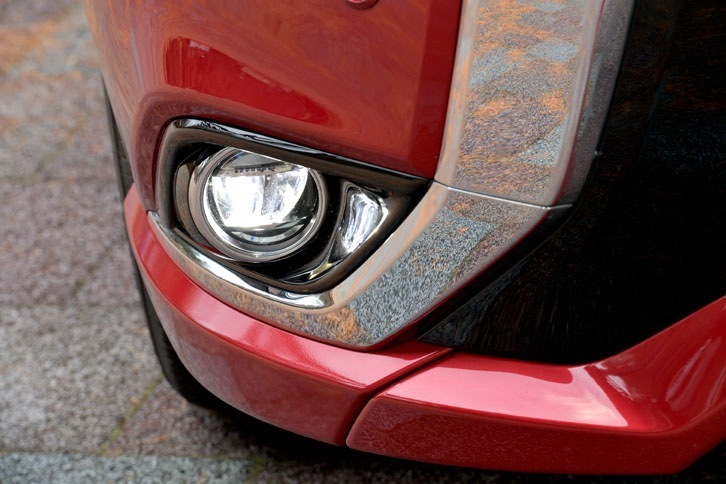 2月のマイナーチェンジでフロントフォグランプがLED（リフレクタータイプ）に変更された。