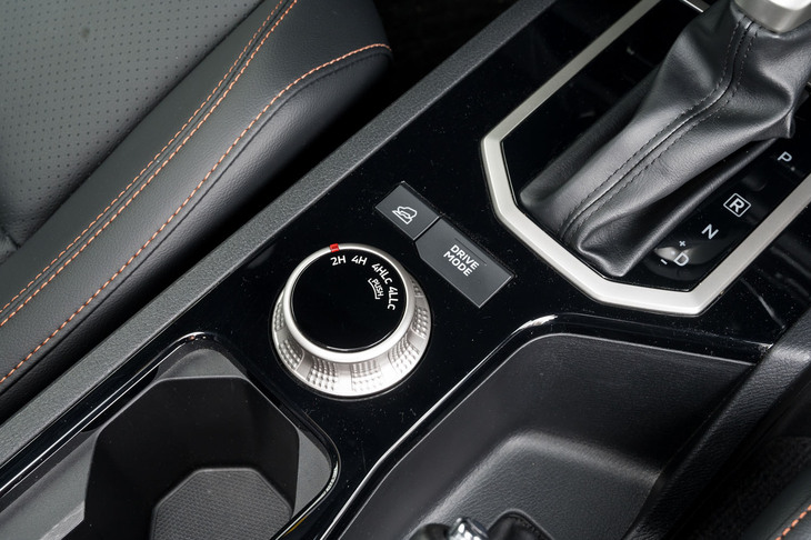 センターコンソールに備わるトランスファーダイヤル。これと、その右前方のドライブモードセレクターを組み合わせて各種走行設定ができる。