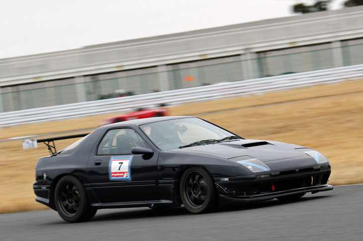 「マツダ・サバンナRX-7」。ライトを固定式として羽根を生やした走り屋仕様の、型式名FC3Sこと2代目RX-7。