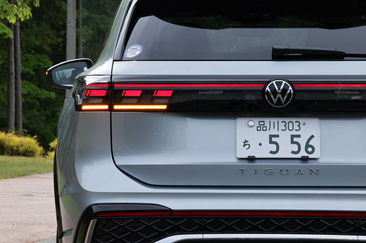 左右のリアコンビランプをLEDランプストリップでつないだモダンなデザインが目を引く新型「ティグアン」のリアビュー。他のフォルクスワーゲン車と同じくリアゲート下部に車名エンブレムが備わる。「エレガンス」および「Rライン」グレードには、ウインカーが流れるように点滅するダイナミックターンインジケーターが採用されている。