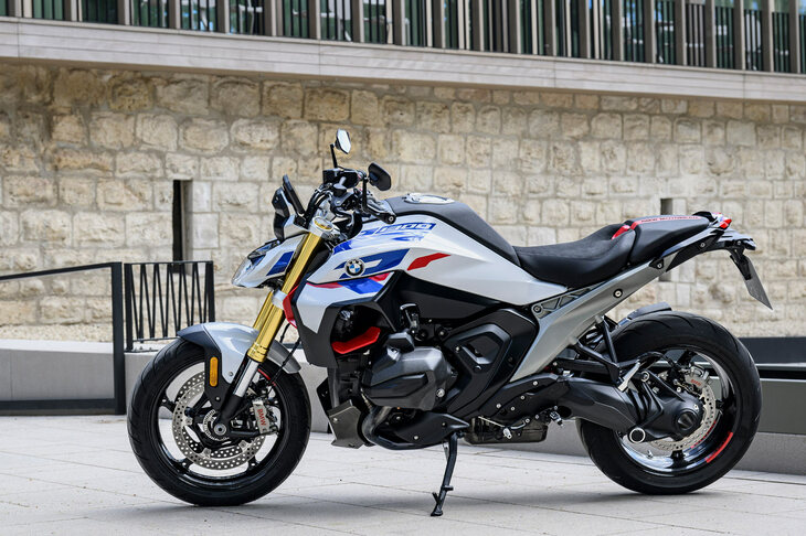 2025年4月に発表された「BMW R1300R」。「R1250R」の後継にあたるロードスポーツモデルで、「R1300GS」から導入が進んでいる新世代の水冷ボクサーエンジンを搭載する。
