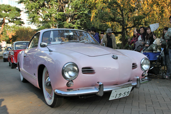 淡いピンクに塗られた「フォルクスワーゲン・カルマンギア1200クーペ」。マスクの“ヒゲ”が2本の初期型である。