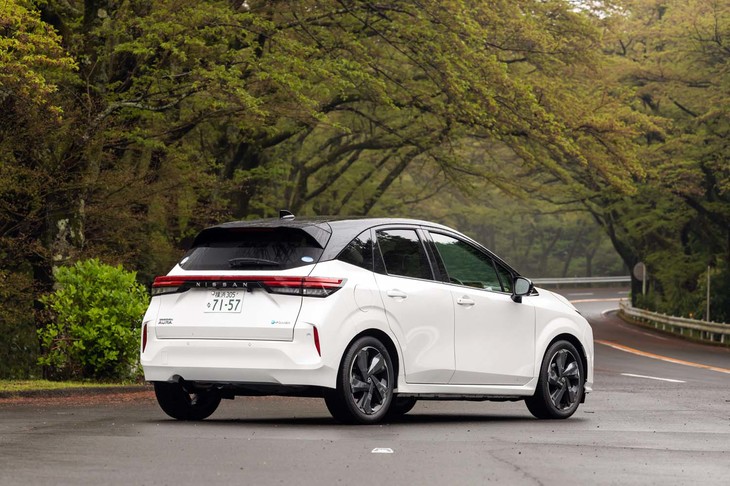 【日産ノート オーラGレザーエディションのスペック】
	ボディーサイズ：全長×全幅×全高＝4045×1735×1525mm／ホイールベース：2580mm／車重：1260kg／駆動方式：FF／エンジン：1.2リッター直3 DOHC 12バルブ／モーター：交流同期電動機／エンジン最高出力：82PS（60kW）/6000rpm／エンジン最大トルク：103N・m（10.5kgf・m）/4800rpm／モーター最高出力：136PS（100kW）/3183-8500rpm／モーター最大トルク：300N・m（30.6kgf・m）/0-3183rpm／タイヤ：（前）205/50R17 89V／（後）205/50R17 89V（ブリヂストン・トランザT005 A）／燃費：27.2km/リッター（WLTCモード）／33.0km/リッター（JC08モード）／価格：269万9400円
	
	【取材時の燃費データ】
	テスト距離：243.7km（市街地1：高速道路7：山岳路2）／使用燃料：16.1リッター（レギュラーガソリン）／参考燃費：15.1km/リッター（満タン法）／15.3km/リッター（車載燃費計計測値）