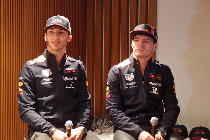 2人のレーシングドライバーは現在、市販ハイパーカーの開発にも関わっているそうで、ジュネーブモーターショー2019で発表された新型車「AM-RB 003」については、「驚くほど乗りやすくて、デザインもスーパービューティフル」などとコメントした。