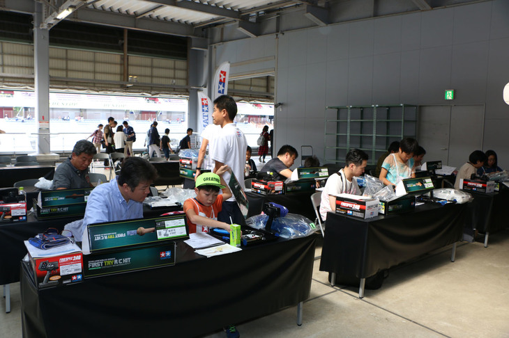 親子で参加する「TRY! タミヤRCスクール」は、タミヤの講師による指導のもと、RCカーの塗装・組み立てから、走行までを1日で楽しもうというもの。今回の課題車は、FD型「RX-7」。