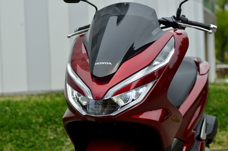 重厚感と精悍（せいかん）さを表現したというフロントまわり。ヘッドランプとシグネチャーランプが独立して見えるデザインが採用されている。