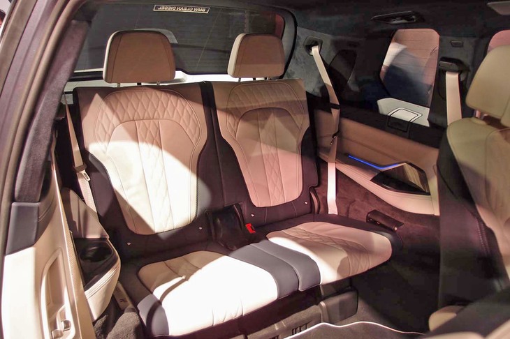 3列目シート（写真）には、2列目を前屈させてアクセスする。