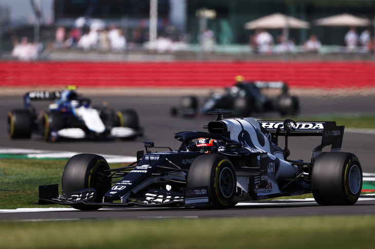 スプリント予選でポジションアップするドライバーもいたなか、2台ともスタート時と同じ順位でゴールしたのが、初日から苦戦が続いていたアルファタウリ勢。ピエール・ガスリーは12位から抜け出せず、角田裕毅（写真前）は16位から順位を落とすも持ち直し、同じポジションで終えた。レースでは、ガスリーがパンクに見舞われてポイントを取れず11位となったが、角田がしぶとく走り切り10位入賞。チームは、今季全戦で続けるポイント獲得をキープできた。（Photo=Getty Images / Red Bull Content Pool）