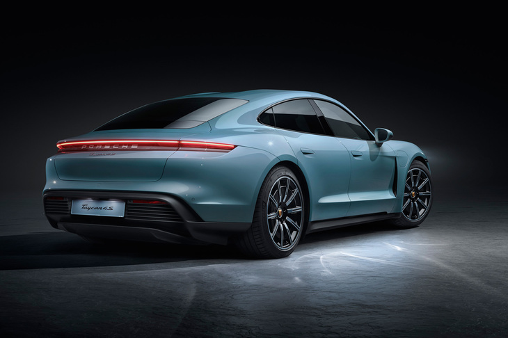 「タイカン4S」の追加により、同車は3モデルのラインナップとなった。