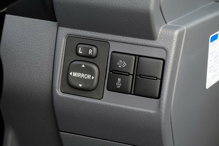 ダッシュボードの右端には、アイドルアップや、ディーゼルパーティキュレートフィルター（DPF）に堆積したススを燃やすDPF再生システムのスイッチが備わる。