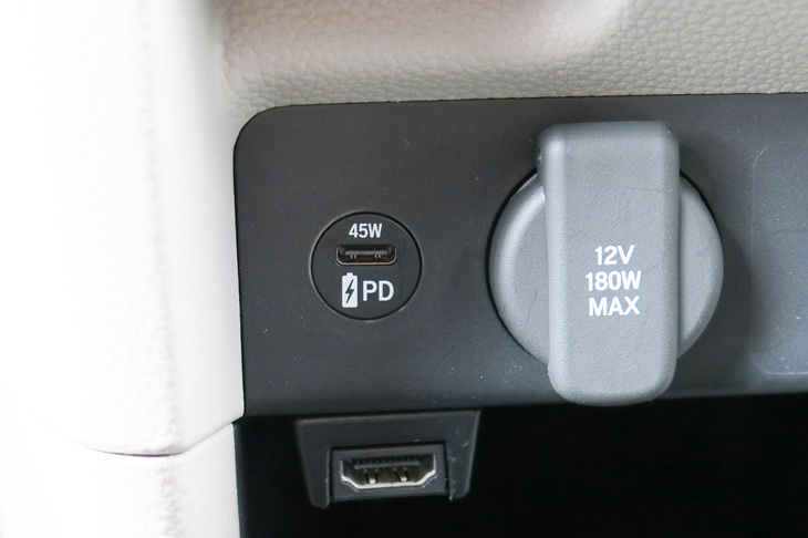 ホンダ・ステップワゴンe：HEVエアー ホンダアクセス用品装着車（USB PDチャージャー）