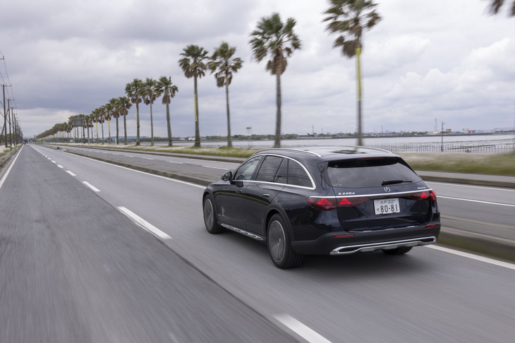 足まわりにはエアサスと可変ダンパーによる「AIRMATIC」サスペンションを標準装備。セルフレベリング機構を持つだけでなく、わずかながら最低地上高を高めることもできる。