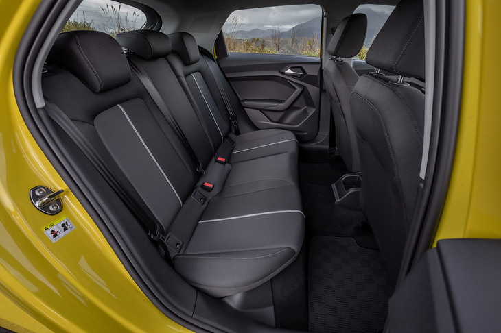 95mm延長されたホイールベースの恩恵で、後席の足元スペースは初代モデルよりも広くなった。リアシートの背もたれには、60：40の分割可倒式機構が備わっているが、座面は固定式となる。