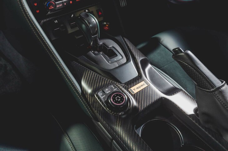 カーボン製センターコンソールの中央に「T-Spec」の金バッジが貼られる。