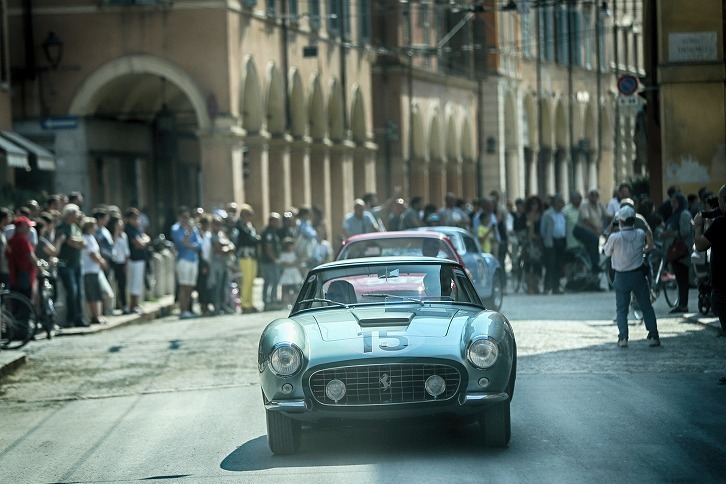 マラネッロの市街地で行われたフェラーリパレードの様子。