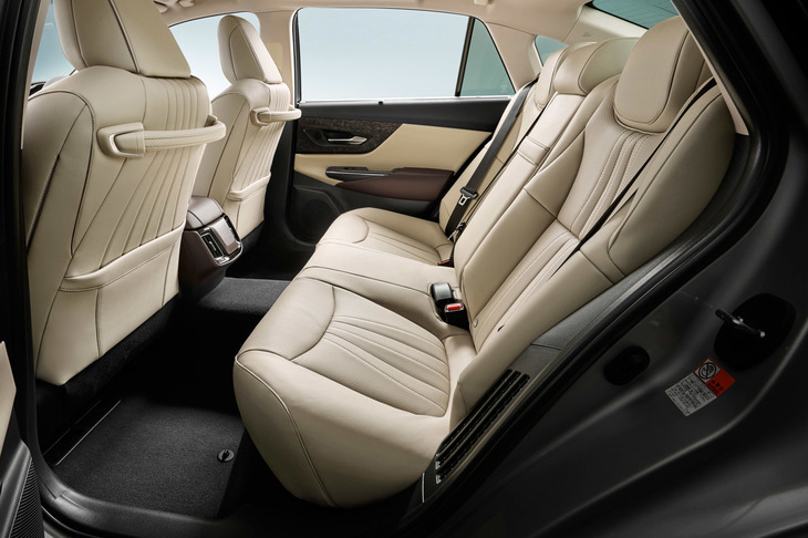 新型「クラウン」のリアシートまわり。外からは見えないが、実際にはリアドアとリアクオーターウィンドウの間には太いピラーが入っており、写真の通り、適度な包まれ感が保たれている。