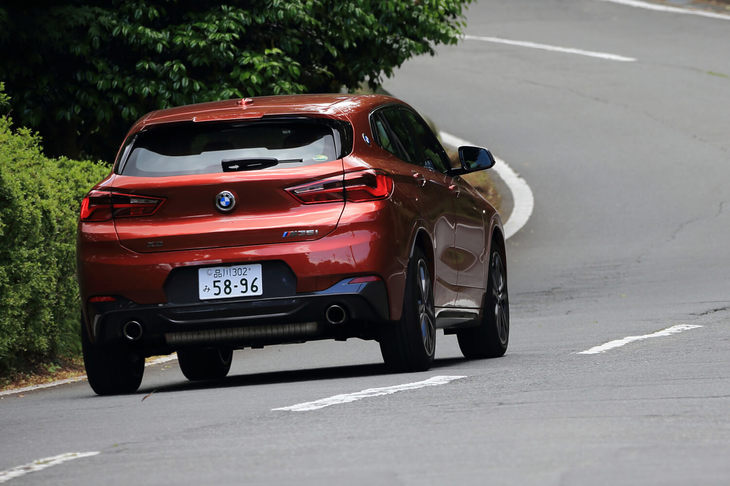 「X2 M35i」が0-100km/h加速に要する時間は4.9秒。ブレーキングについては、ブルーのキャリパーが目印の「Mスポーツブレーキ」がおごられている。