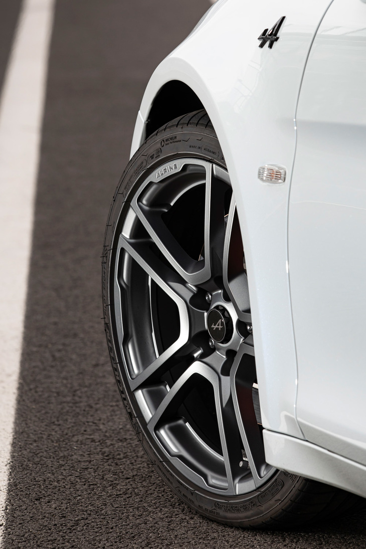 タイヤサイズは前が215/40R18、後ろが245/40R18と、前後ともに幅が10ｍｍ拡大。鍛造ホイールのデザインは「ピュア」と同じだが、カラーリングがチタングレーとなっている。