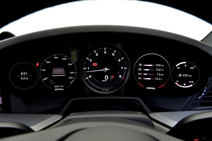 「911」の伝統である5連メーターのイメージが生かされた計器盤。物理的な文字盤と液晶画面が組み合わされている。