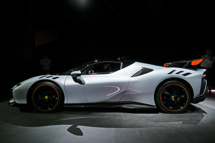 フェラーリSF90 XXストラダーレ（サイド）