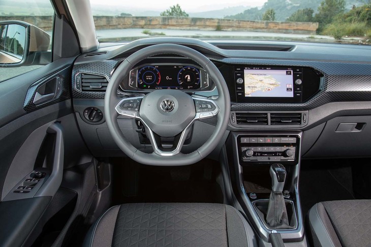 グレードにより、ファブリックシートカバーやダッシュパッドを好みに合わせてコーディネートできる“デザインパッケージ”も選択可能。