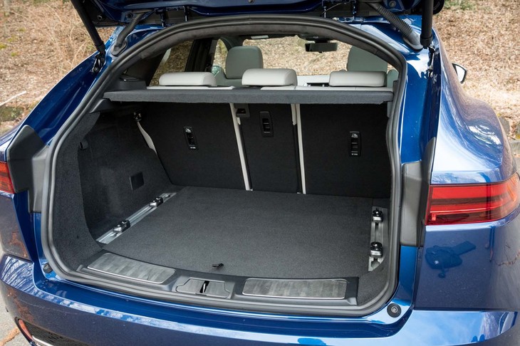 荷室の容量は494～1170リッター。駆動用リチウムイオンバッテリーやリアモーターを搭載しながらも、他のパワートレインのモデルと変わらぬ容量を確保している。