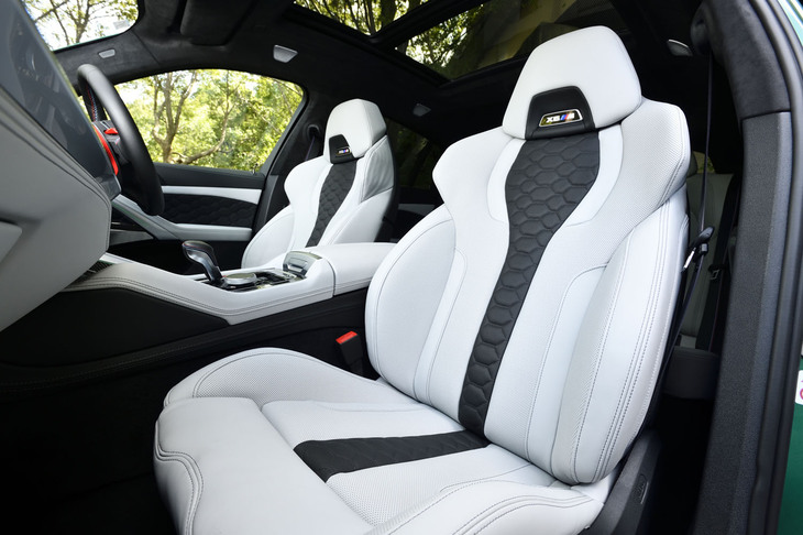 今回の試乗車では、「シルバーストーン」と呼ばれるホワイト系とブラックの表皮カラーでコーディネートされた「フルレザーメリノMマルチファンクションシート」が選択されていた。前席左右に備わるベンチレーションやマッサージ機能は「Mコンフォートパッケージ」に含まれるオプションアイテム。