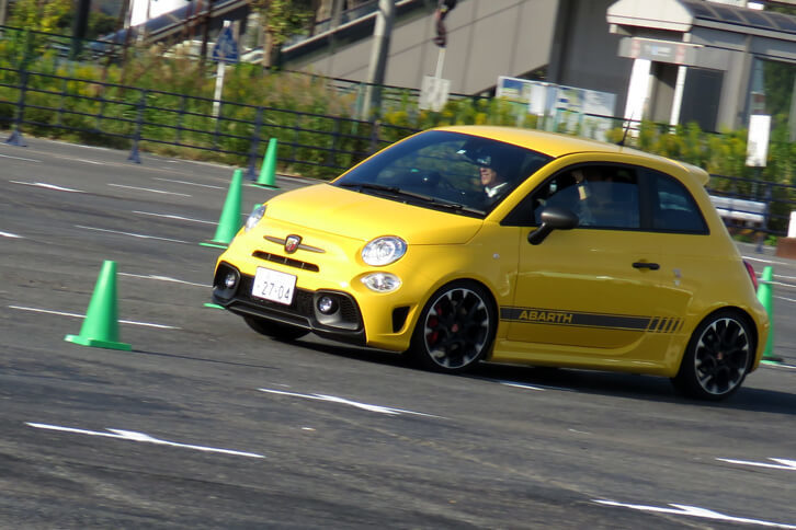 一般参加者向けとはいえ、会場にはパイロンでなかなかにテクニカルなコースが作られており、参加者はアバルト車の加速力や制動力、切り返し時の“身のこなし”などを体感していた。