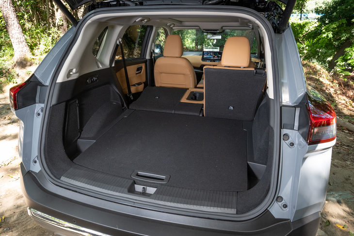 荷室容量はVDA計測で575リッター（2列シート仕様）。「G」「G e-4ORCE」には、手がふさがっていてもテールゲートを開けられる、ハンズフリー機能付きリモコンオートバックドアも用意される。