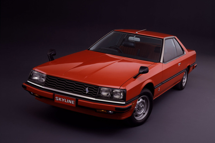 1981年にデビューした6代目「スカイライン」（R30型）。テレビCMや新聞・雑誌広告などに米俳優のポール・ニューマンが起用されたことから「ニューマンスカイライン」と呼ばれ、のちに登場した高性能バージョン「RS」シリーズは、そのフロントフェイスデザインから「鉄仮面」と称された。